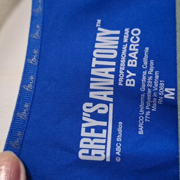 Grey's Anatomy Top (Classic) Kira Scrub Top NWT Medium - Picture 4 of 8